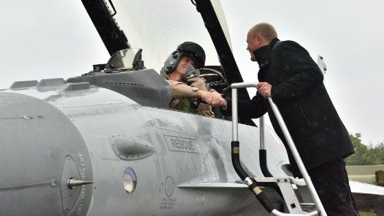 Defence Minister welcomes home F-16 squadron