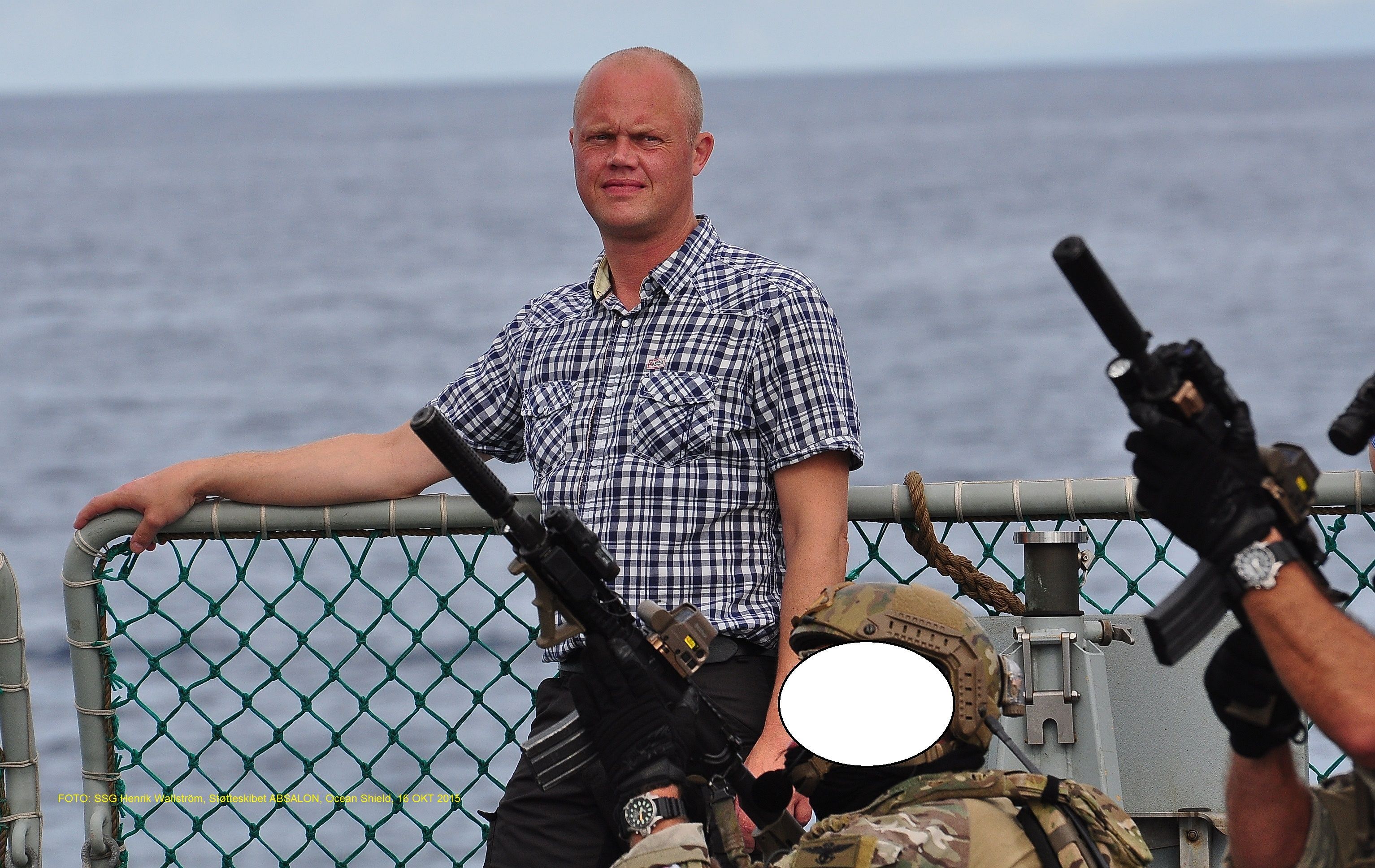 Defence minister takes in anti-piracy action off African coast