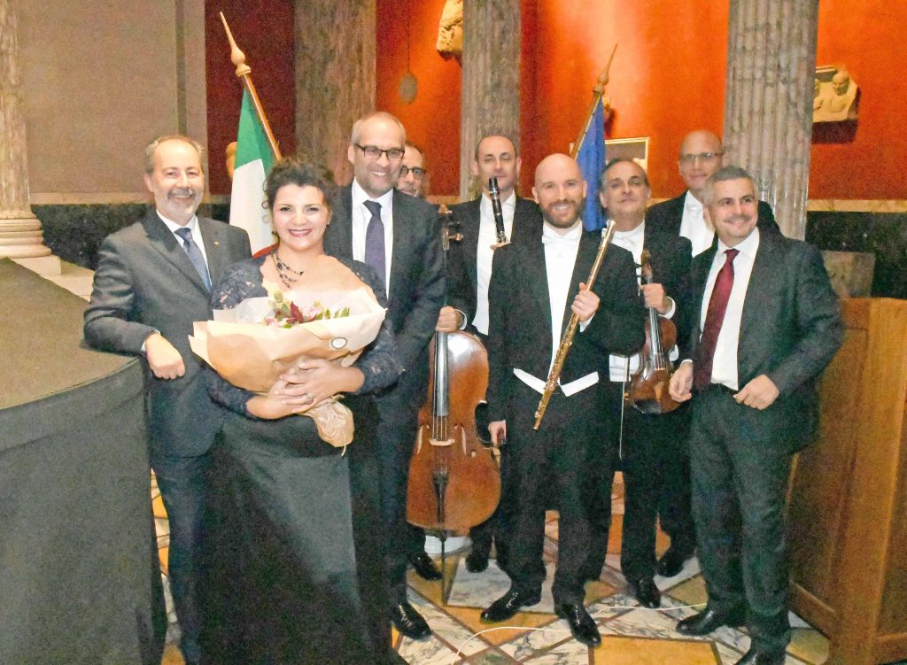 Photo HASSE FERROLD: ITALY -Concert to commemorate 70 years of the Italian Republic - Ny Carlsberg Glyptotek - 8.11.2016. The concert took place in the framework of the 16th Edition of the "Settimana della Lingua Italiana nel Mondo" and of the international project "Con Verdi nel Mondo". PHOTO 1 L-R: The Ambassador of ITALY in Denmark, the soprano Teresa Romano, CEO Ansaldo STS Andy Barr, The Musicians. Commemorating 70 years of the Italian Republic and in the framework of the 16th Edition of the “Settimana della Lingua Italiana nel Mondo”, with the patronage of the President of the Italian Republic and of the City of Parma, The Ambassador of Italy and the Italian Institute of Culture in cooperation with the Ansaldo STS-Hitachi Group, the CMT-Copenhagen Metro Team and the Sinapsi Group invited to a Concert in the ambit of the international project “Con Verdi nel Mondo” on classical music by some of the greatest composers of the 18th and 19th century: Verdi, Puccini and Mozart, performed by the soprano Teresa Romano and Solisti dell’Opera Italiana Gabriele Bellu, Violin Massimo Tannoia, Cello Filippo Mazzoli, Flute Stefano Franceschini, Clarinet Andrea Dindo, Piano 8th of November 2016 at the Ny Carlsberg Glyptotek ,Dantes Plads 7, 1556 Copenhagen V After the concert light refreshments was served by the Italian Restaurant MAIO.
