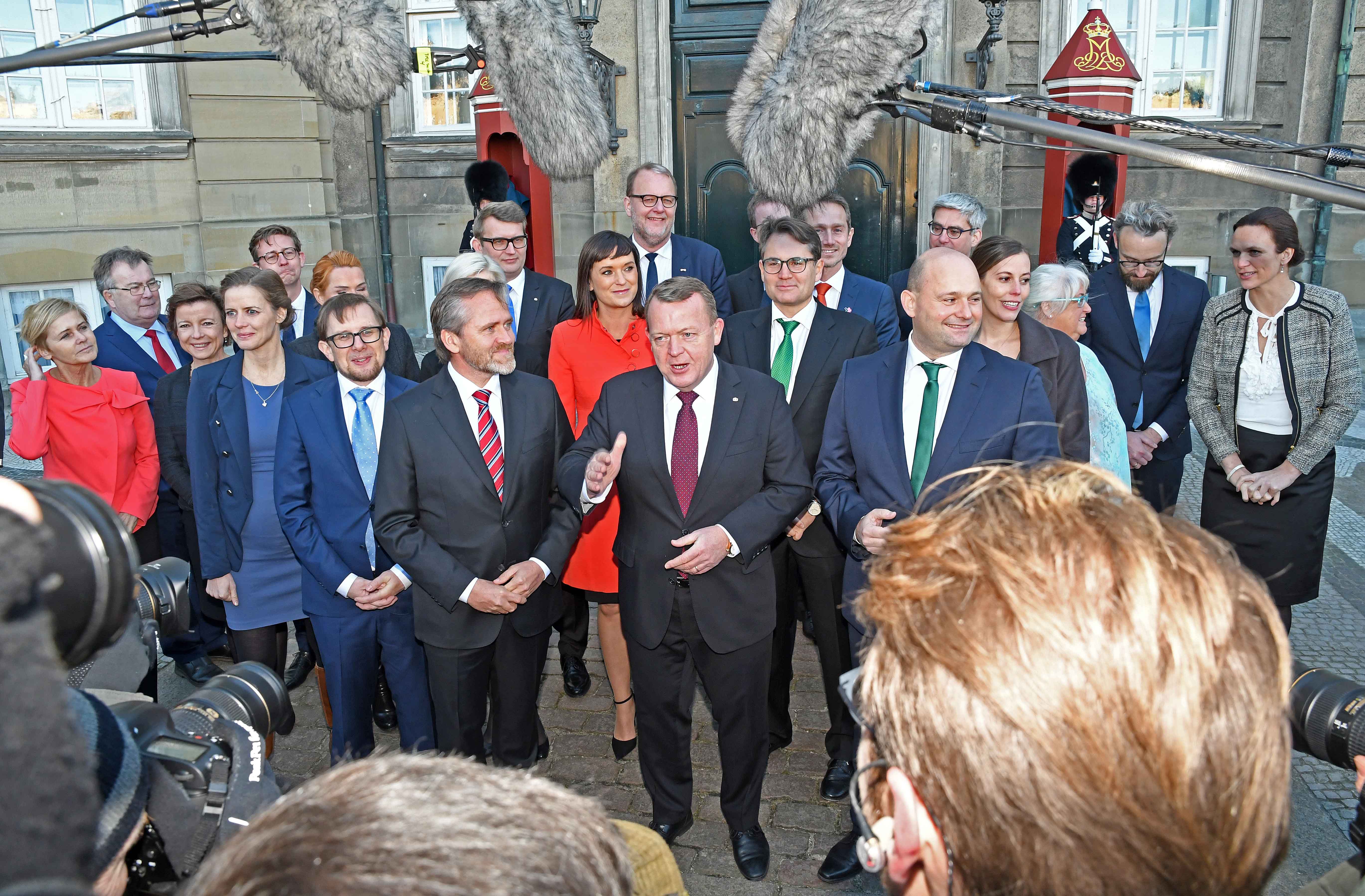 Government unveils complete cabinet