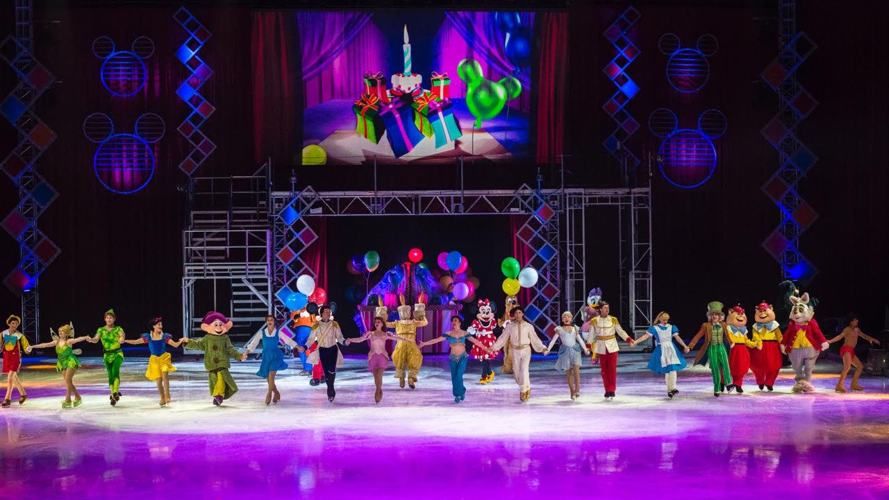 Mickey and Minnie are mirror skating again