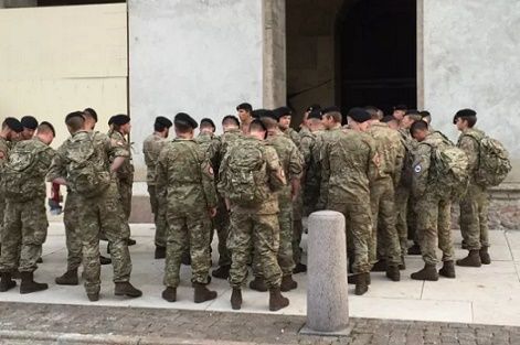 Soldiers relieve police guarding synagogue