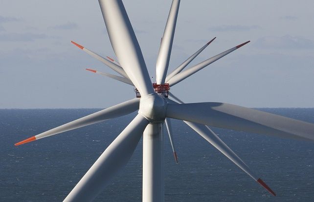 Business News in Brief: Dong wins contract for world’s biggest offshore wind turbine park
