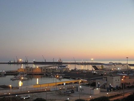 Maersk ship docks in Sicily to disembark migrants