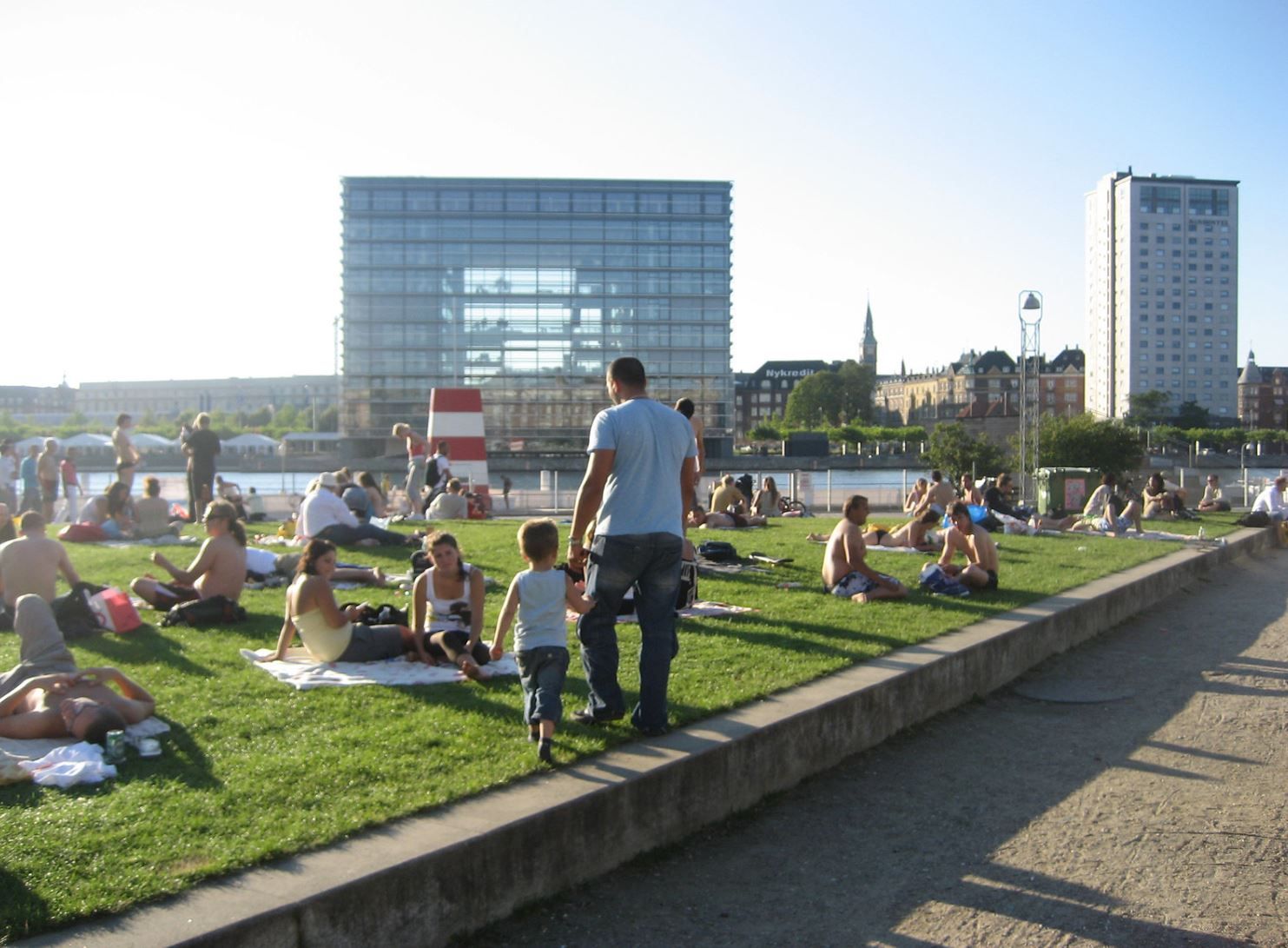 Local Round-Up: Seven-day ban to prohibit gatherings at Islands Brygge