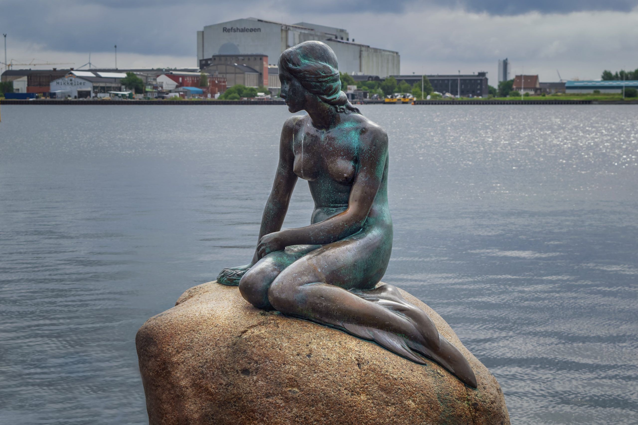 Русалочка андерсен скульптура. Русалочка Копенгаген статуя вандализм.