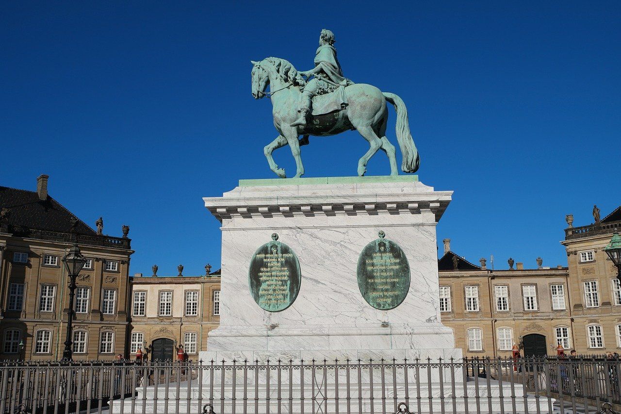 An equestrian statue so long along the way that the king died and waited