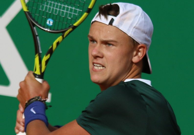 Der aufstrebende dänische Tennisstar Holger Rune schlägt die Nummer 15 der Welt bei den French Open