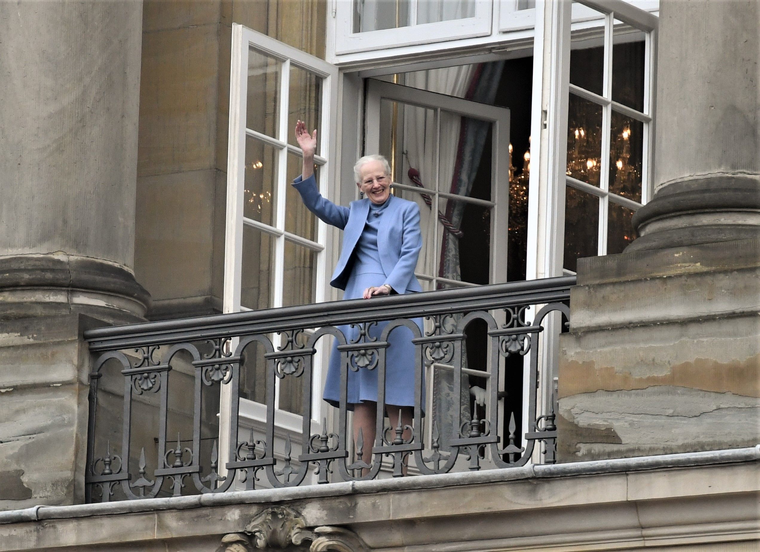 Balcony holds firm as Queen celebrates her 83rd birthday!